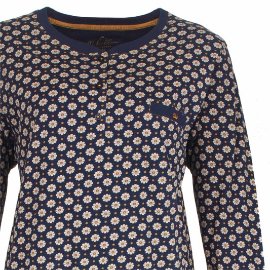 Blauwe dames pyjama met klein wit madeliefjespatroon, ronde hals en knoopsluiting bovenaan