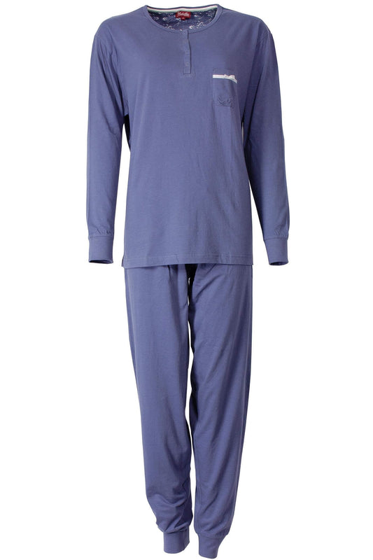 Blauwe dames pyjama set met lange mouwen en broek, gemaakt van katoen. Top heeft een polosluiting en borstzakje met strikje.