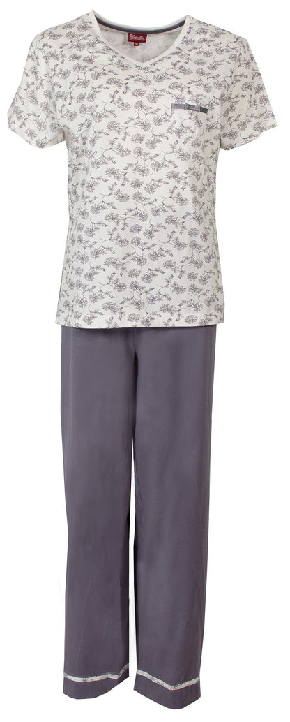 Dames pyjama met witte bloemenprint top,-hals, korte mouwen en paarse lange broek met elastische tailleband.