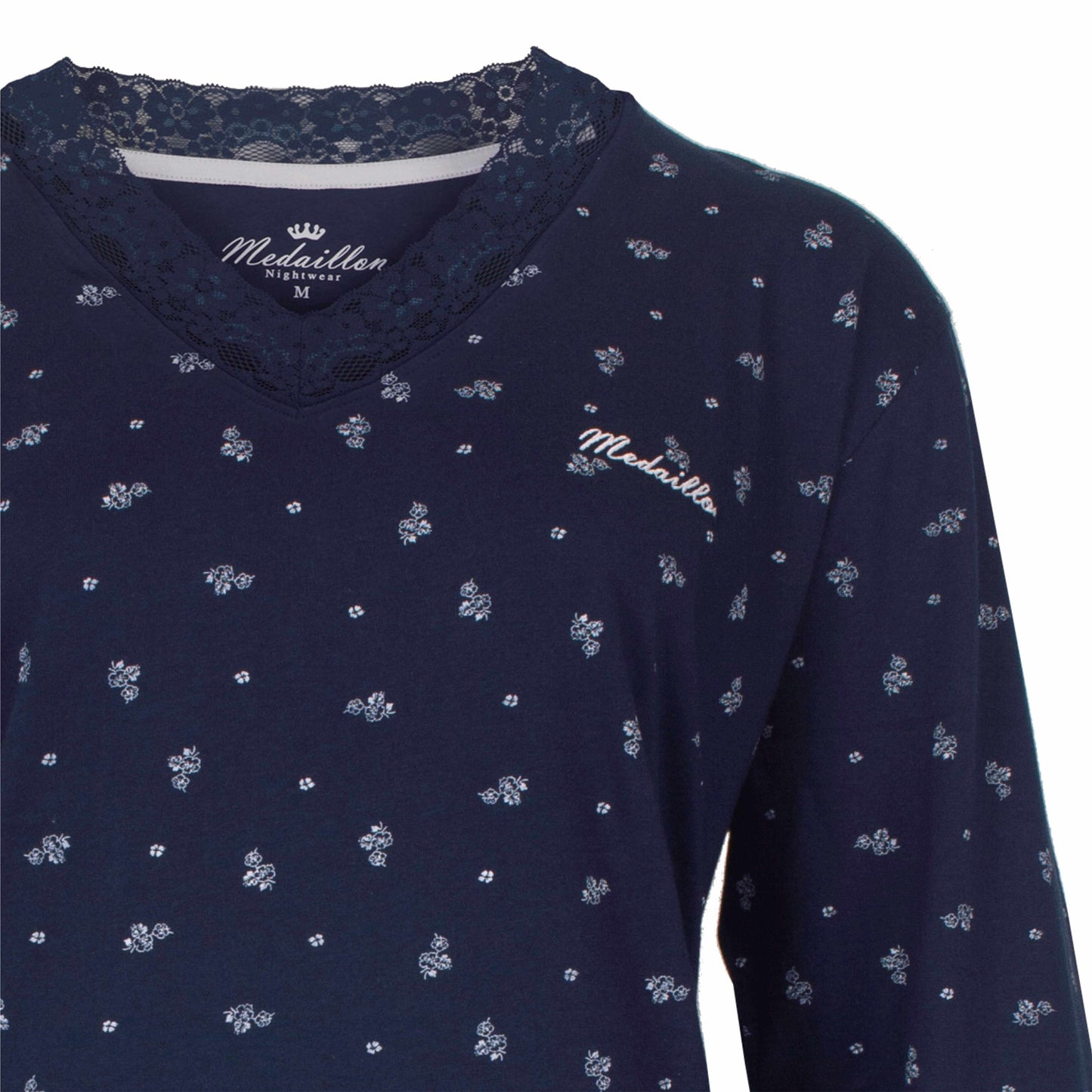 Donkerblauwe dames pyjama top met kleine bloemenprint en kanten hals. Medaillon merk zichtbaar op de borst.