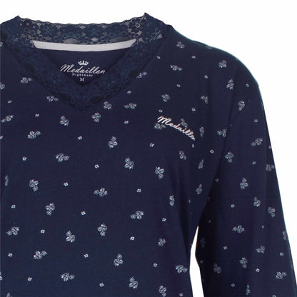 Donkerblauwe dames pyjama top met kleine bloemenprint en kanten hals. Medaillon merk zichtbaar op de borst.