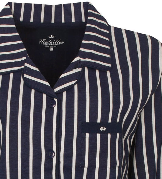 Donkerblauwe gestreepte pyjama met doorknoop top, lange mouwen, revers kraag en borstzakje met geborduurd logo