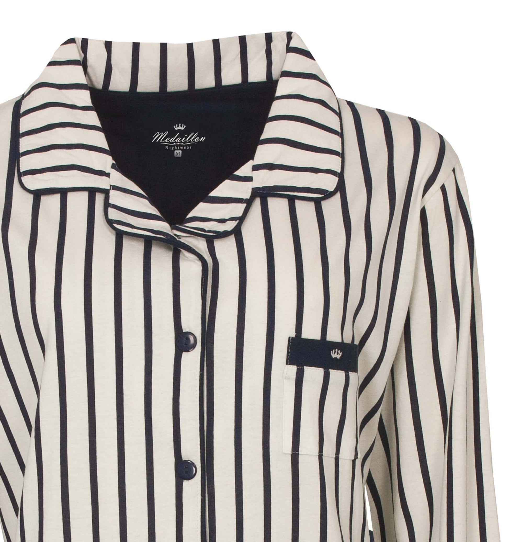 Gestreepte witte pyjama top met lange mouwen, kag, knoopsluiting en borstzakje met geborduurd logo.