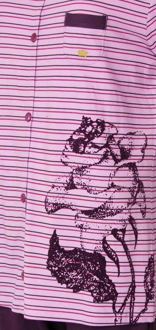 Roze gestreepte pyjama met zwart cartoon karakter print, gouden kroon op borstzak en knoopsluiting