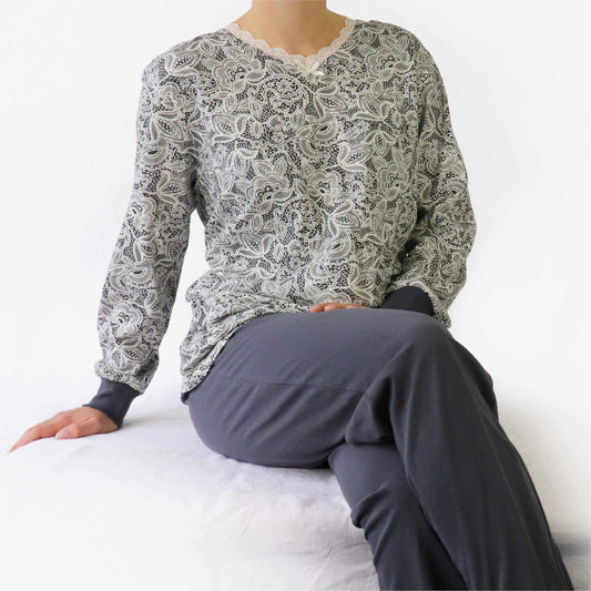Grijze dames pyjama met geprint kantpatroon, lange mouwen en bijpassende broek in donkergrijs