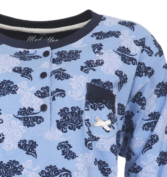 Lichtblauwe dames pyjama met donkerblauwe bloemenprint, polo-sluiting en borstzakje met strikje