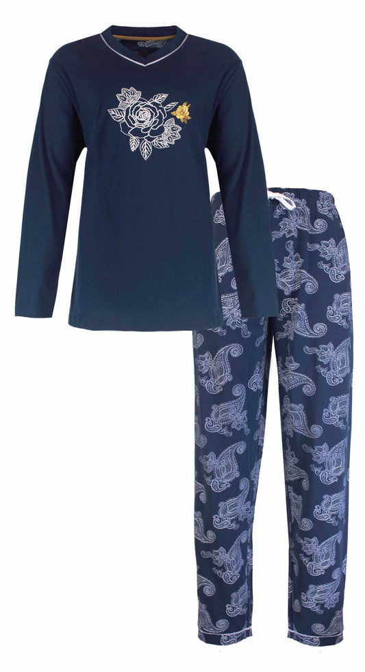 Blauwe dames pyjama set met lange mouwen en broek. Shirt met witte rozenprint, broek met paisleypatroon.