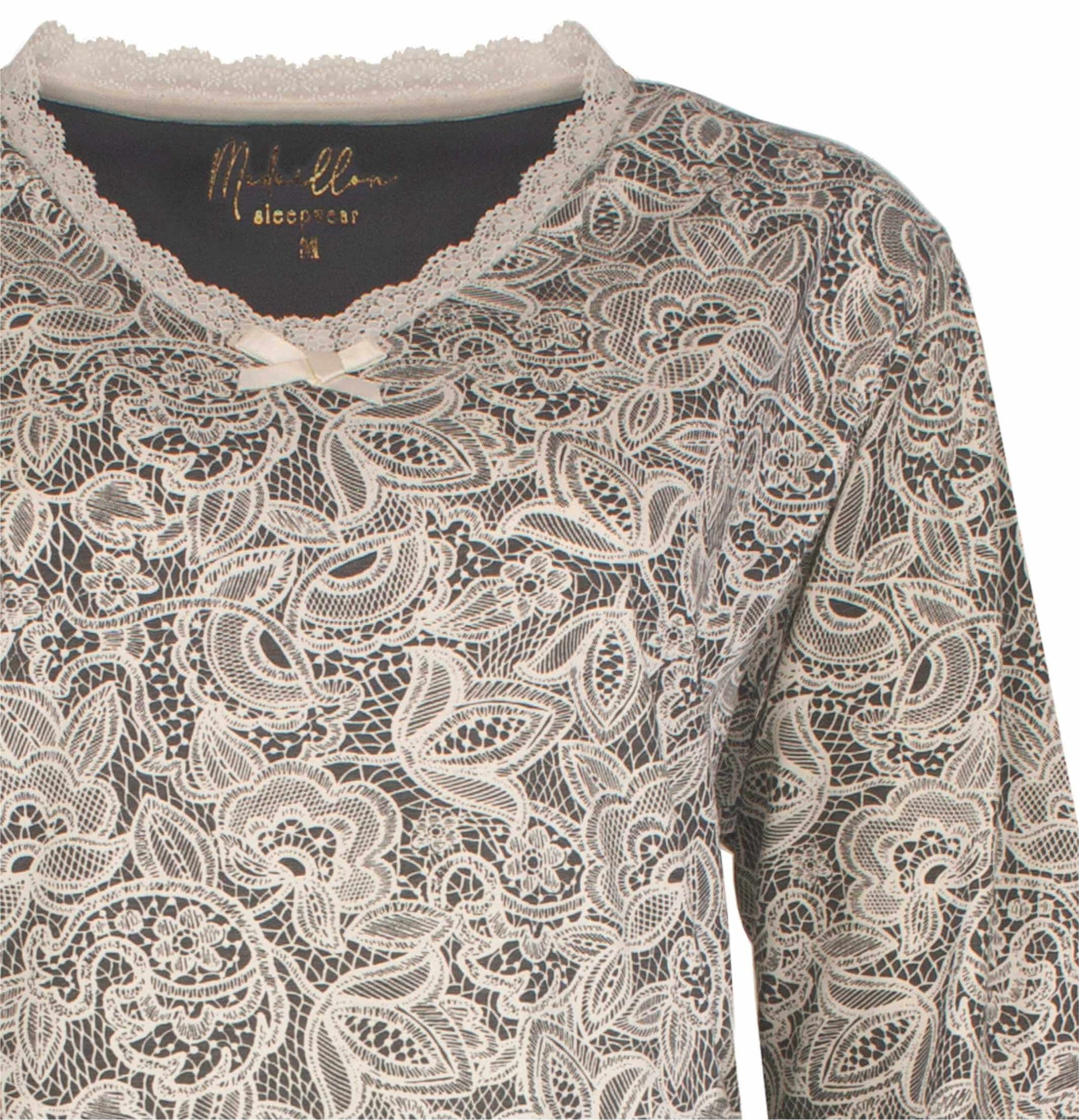 Grijze dames pyjama met gedetailleerd kantachtig bloemenpatroon en kanten rand aan de hals met strikje