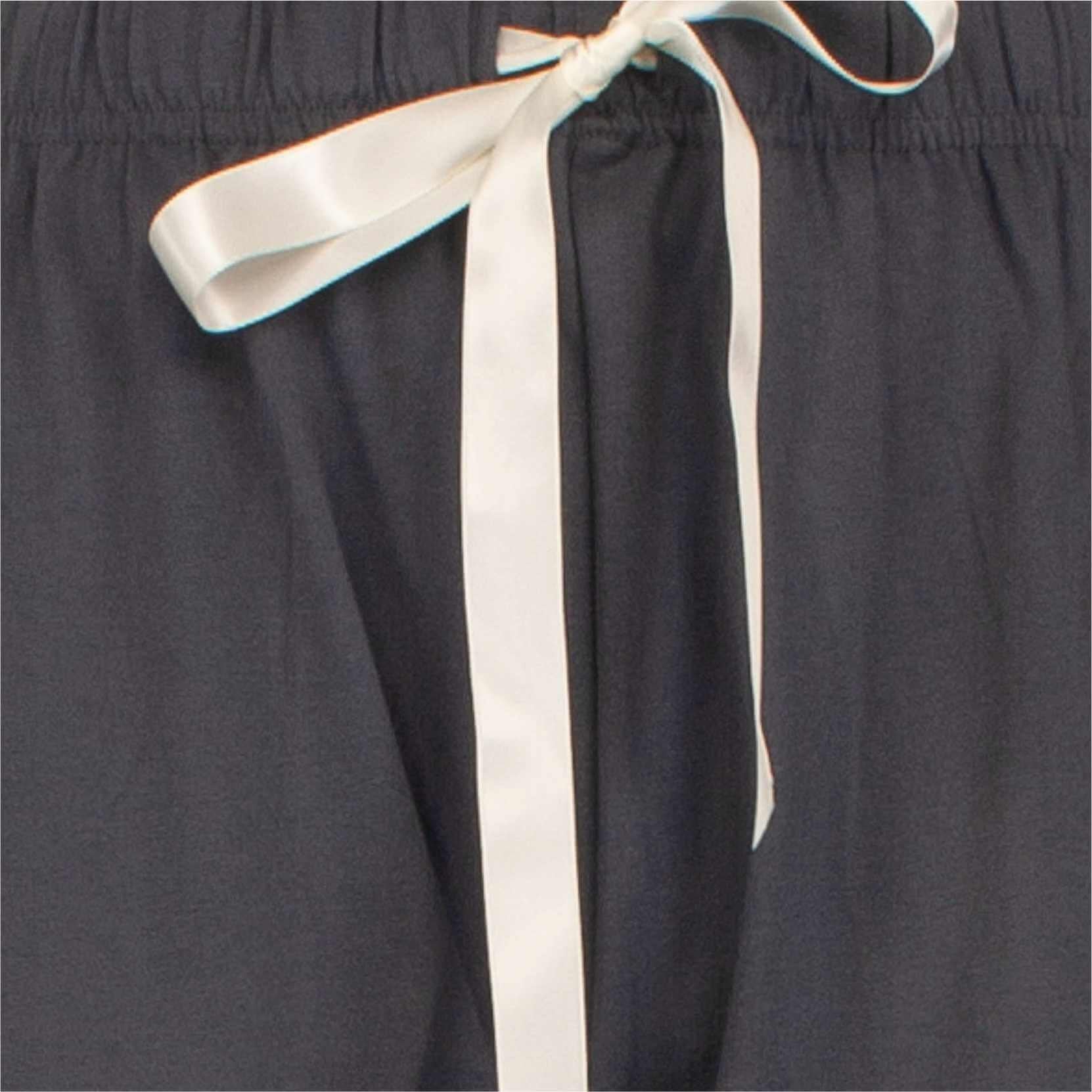 Grijze katoenen dames pyjama met witte strik en verticale witte streep op de broek