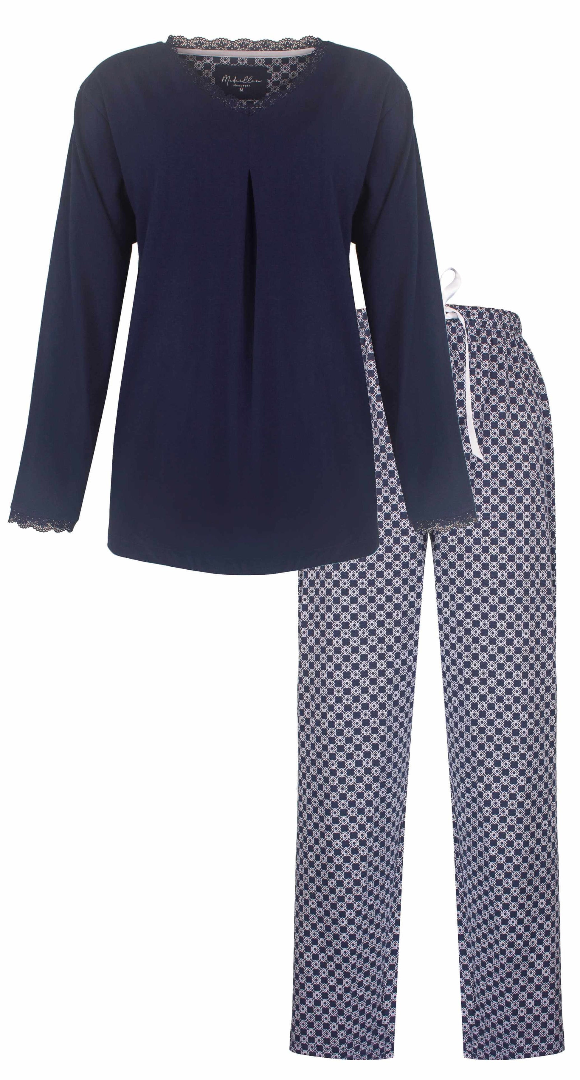 Donkerblauwe pyjama set met lange mouwen en broek. Top met v-hals, broek met geometrisch patroon.