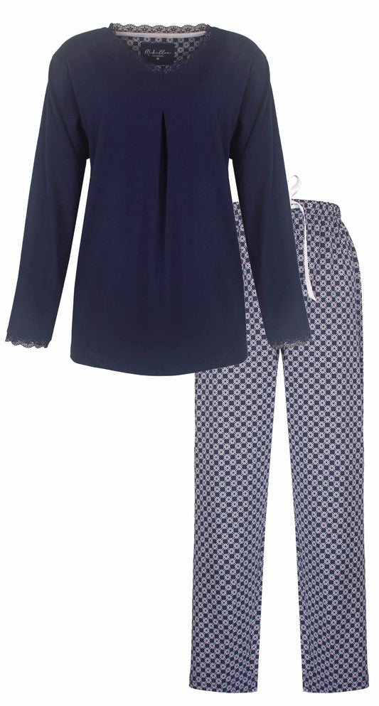 Donkerblauwe pyjama set met lange mouwen en broek. Top met v-hals, broek met geometrisch patroon.
