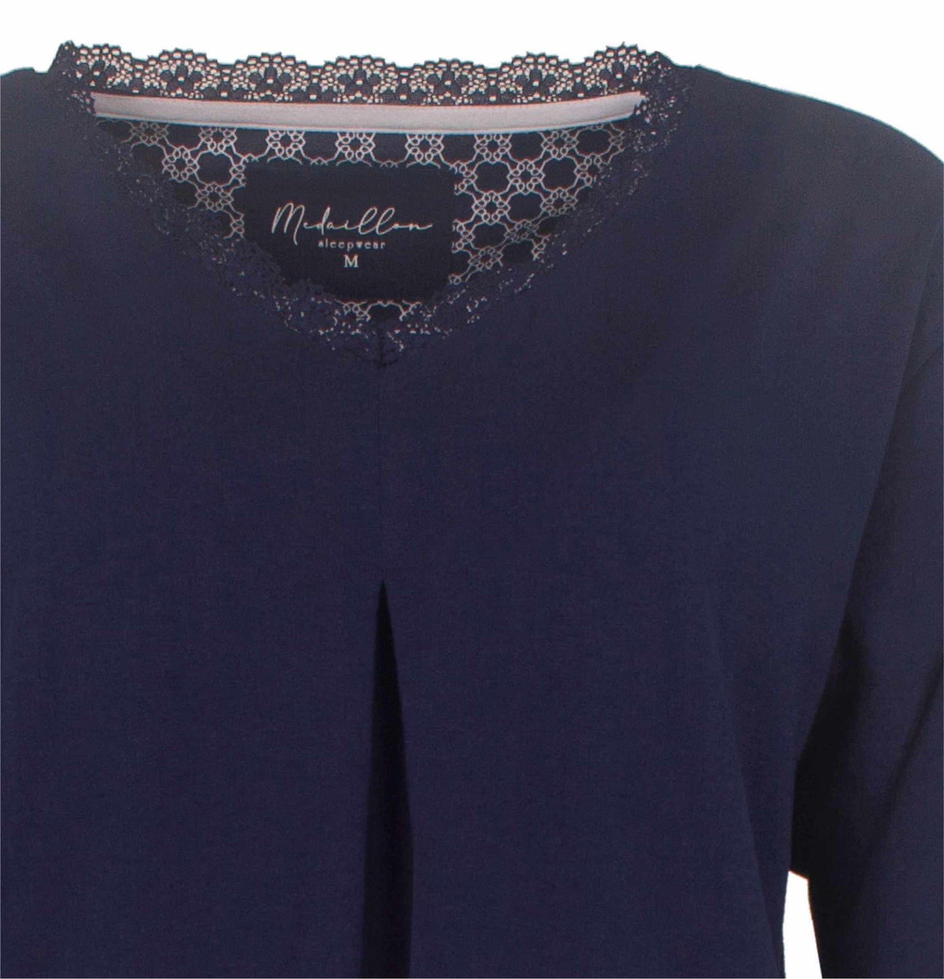 Donkerblauwe dames pyjama met kanten detail aan de hals en een Medaillon label op de achterkant.