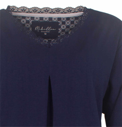 Donkerblauwe dames pyjama met kanten detail aan de hals en een Medaillon label op de achterkant.