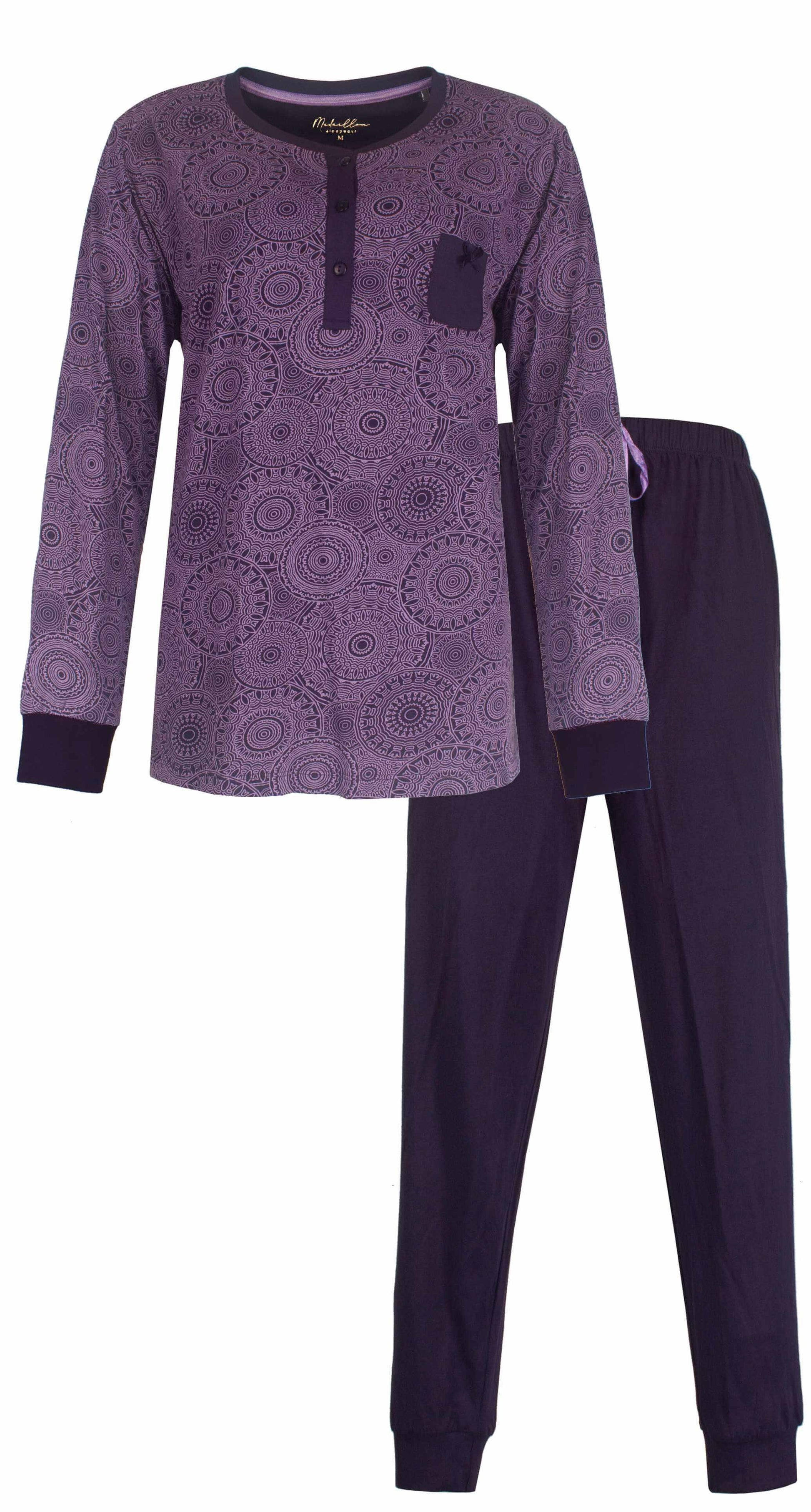Paarse dames pyjama met lange mouwen, cirkelvormige patronen en donkere broek. Polo-sluiting en borstzakje.