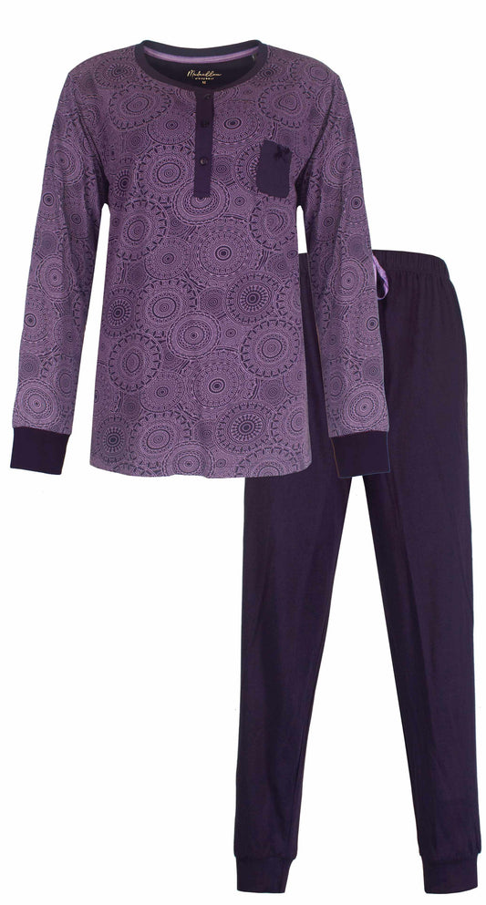 Paarse dames pyjama met lange mouwen, cirkelvormige patronen en donkere broek. Polo-sluiting en borstzakje.