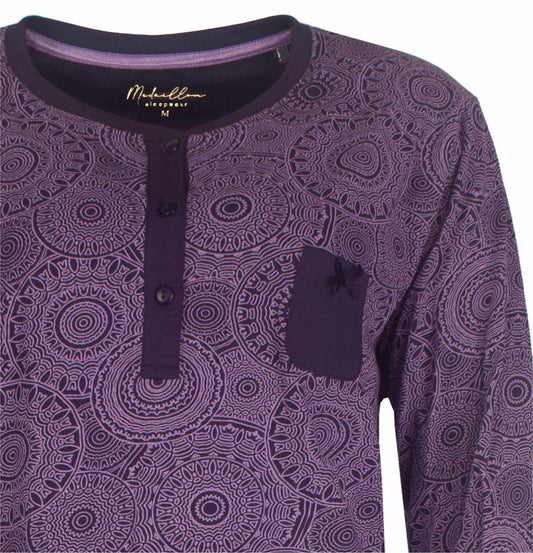 Paarse dames pyjama met geometrisch medaillon patroon, polo sluiting en borstzakje, gemaakt van katoen.