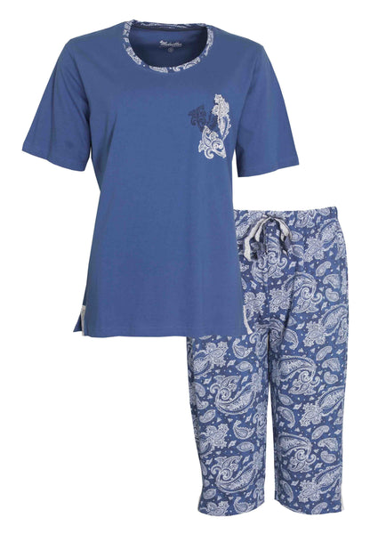 Blauwe dames pyjama set met korte mouwen en capri broek,-shirt heeft paisley print, broek heeft volledig paisley patroon.