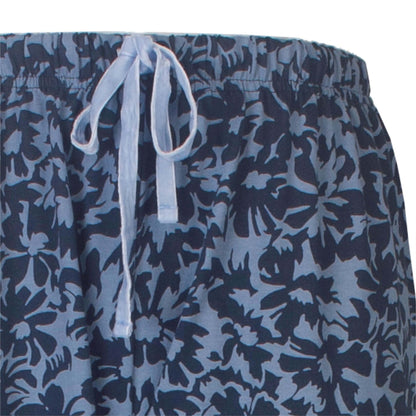 Close-up van donkerblauwe pyjama met bloemenpatroon en wit aantrekkoord in de taille