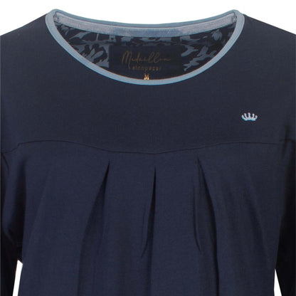 Donkerblauwe dames pyjama met lange mouwen, plooien op de borst en lichtblauwe accenten aan de hals