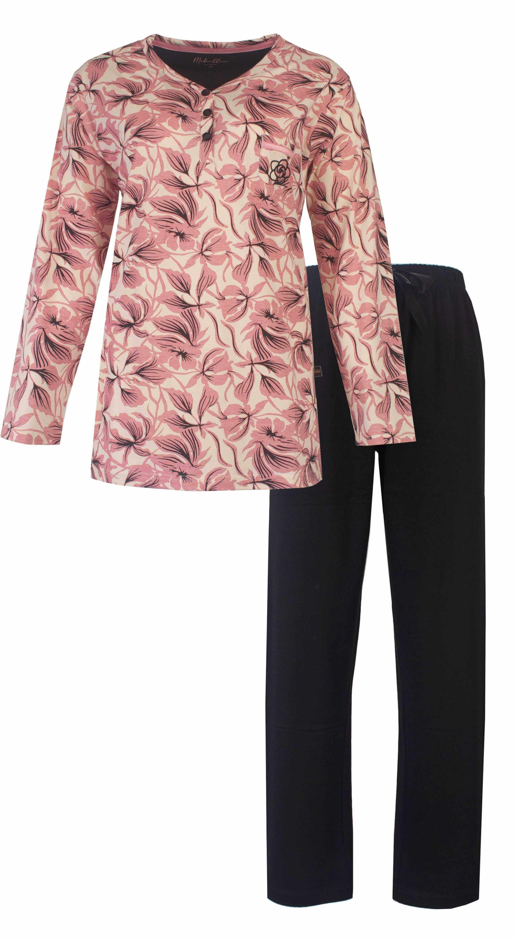 Roze dames pyjama met lange mouwen en bloemenprint, zwarte broek. Medaillon merk logo zichtbaar.