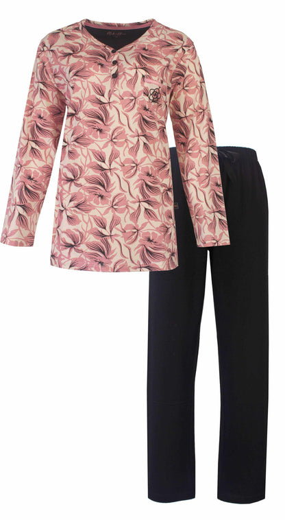 Roze dames pyjama met lange mouwen en bloemenprint, zwarte broek. Medaillon merk logo zichtbaar.