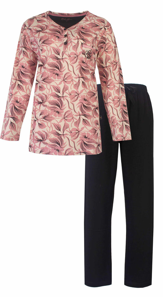 Roze dames pyjama met lange mouwen en bloemenprint, zwarte broek. Medaillon merk logo zichtbaar.