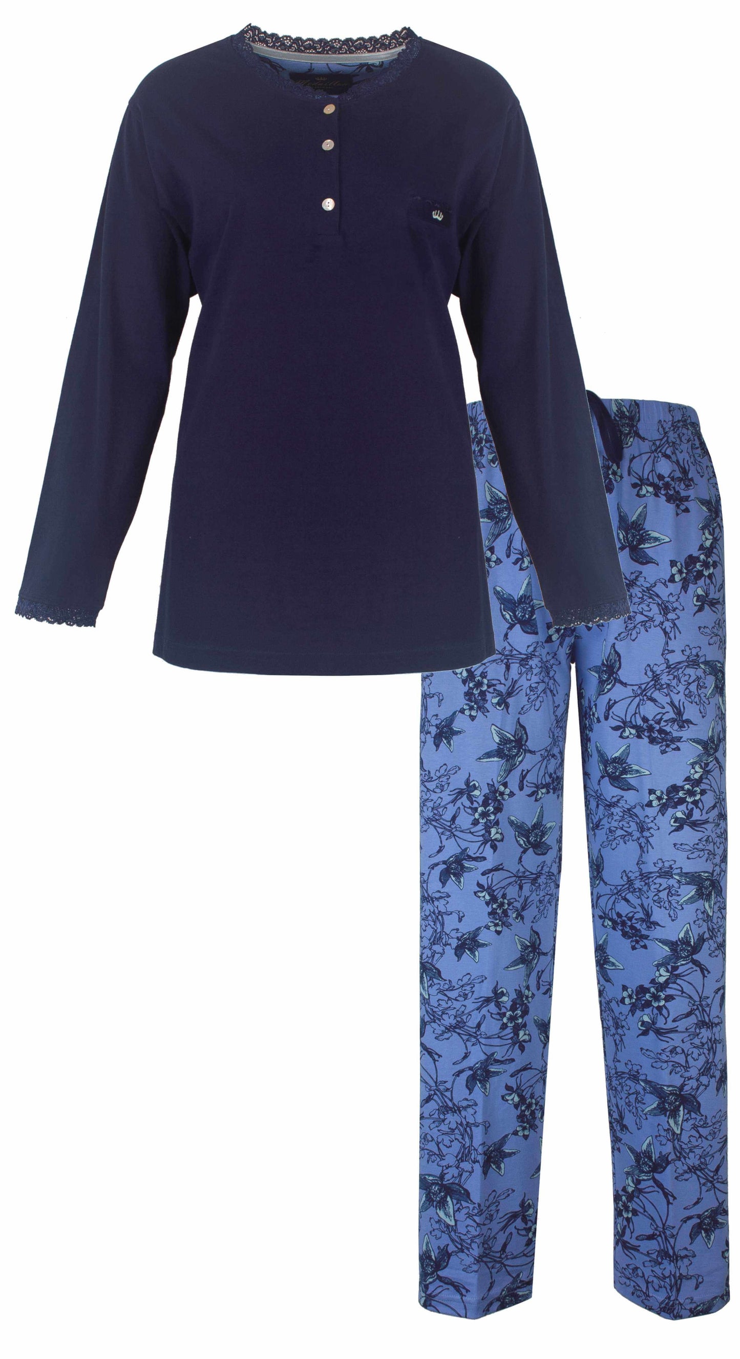 Donkerblauwe pyjama met lange mouwen en lichtblauwe broek met bloemenprint. Shirt heeft knoopsluiting.