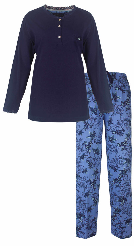 Donkerblauwe pyjama met lange mouwen en lichtblauwe broek met bloemenprint. Shirt heeft knoopsluiting.