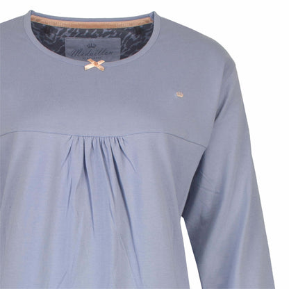 Grijze dames pyjama top met lange mouwen, ronde hals en geplooide voorkant. Medaillon logoerk zichtbaar.
