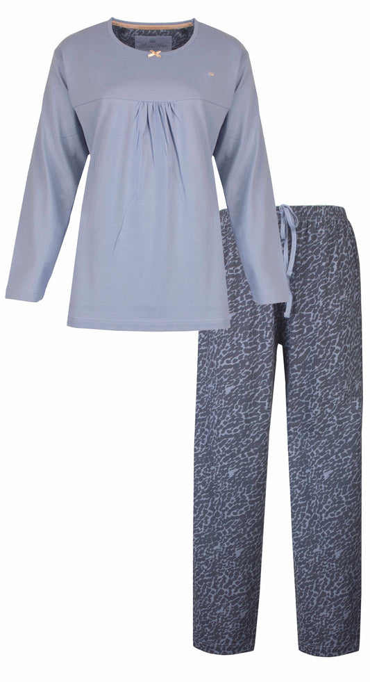 Grijze dames pyjama met lange mouwen en ronde hals, bijpassende broek met dierenprint patroon