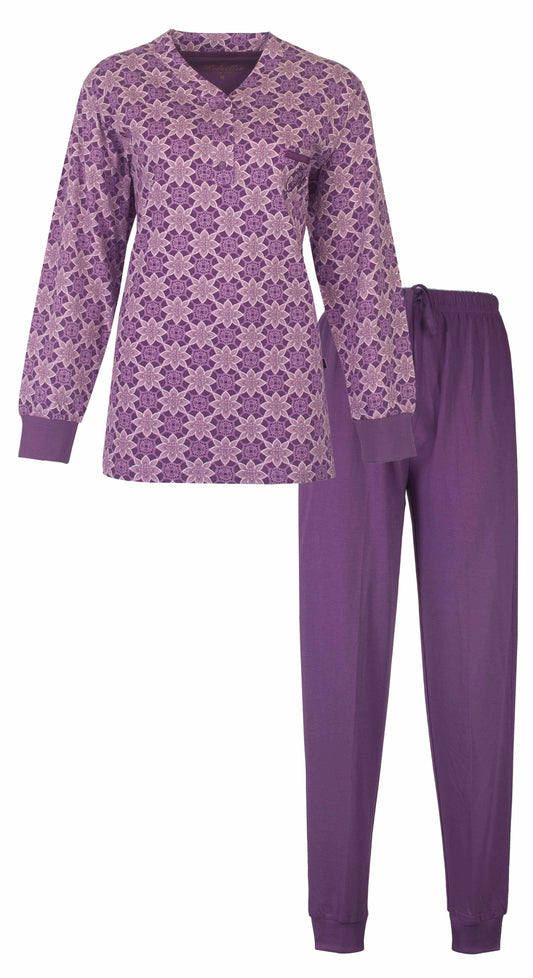 Lila dames pyjama met lange mouwen, bloemenpatroon op bovenstuk en effen broek, gemaakt van katoen.