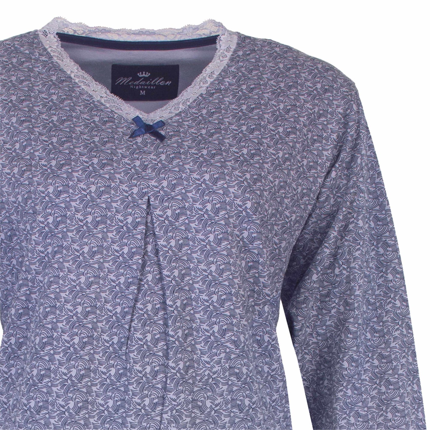 Lavendelblauw dames pyjama met lange mouwen, fijn patroon en kanten kraag met strikje