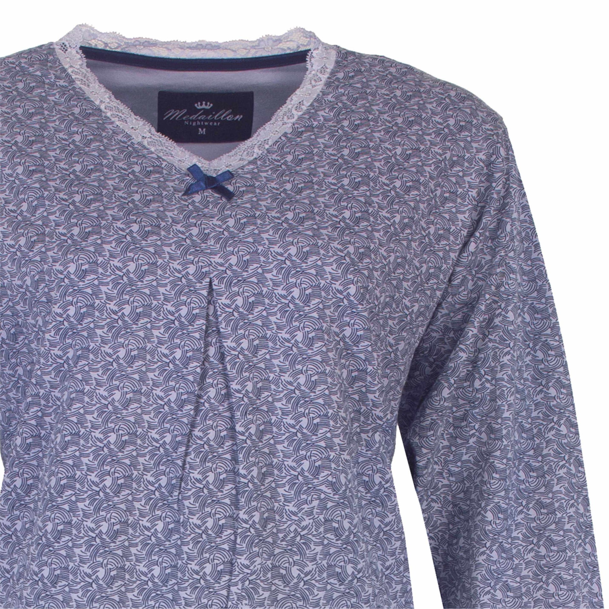 Lavendelblauw dames pyjama met lange mouwen, fijn patroon en kanten kraag met strikje