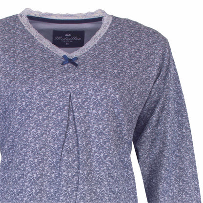 Lavendelblauw dames pyjama met lange mouwen, fijn patroon en kanten kraag met strikje