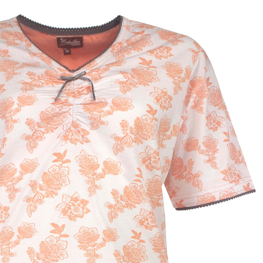 Licht oranje dames pyjama top met bloemenprint, V-hals, korte mouwen en een strikje onder de hals.
