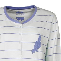 Lichtblauwe gestreepte pyjama top met lange mouwen, ronde hals, polosluiting en kanten applicatie op de borst.