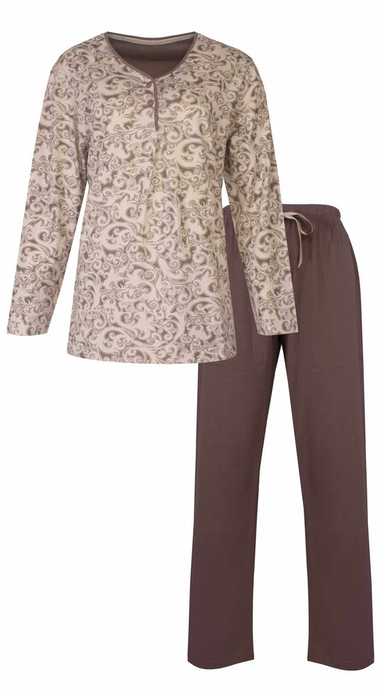 Bruine dames pyjama met ornament dessin. Lange mouwen top met V-hals en effen bruine broek met elastische band.