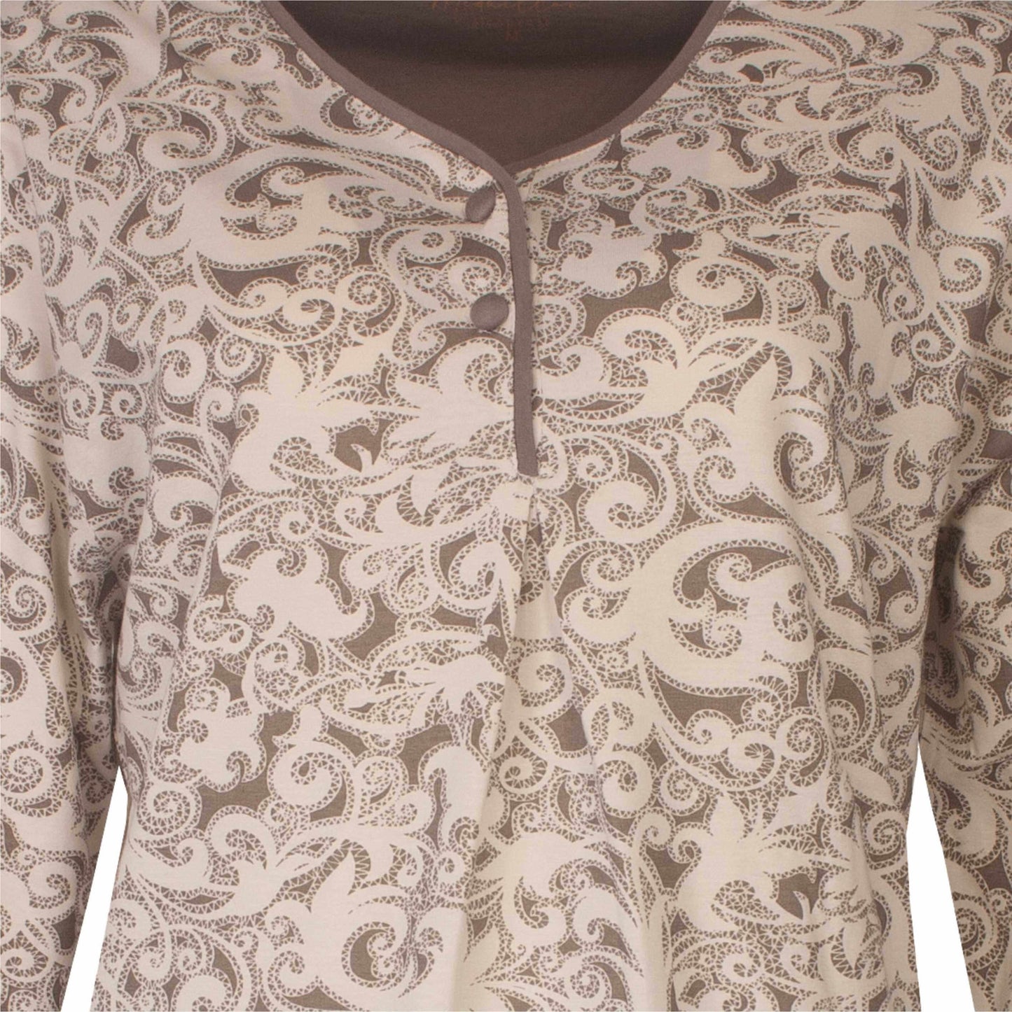 Close-up van een dames pyjama met een sierlijk bruin en crème ornamentpatroon en een gedeeltelijke halsopening met knoopjes.