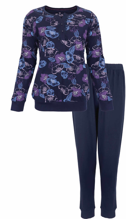 Donkerblauwe dames pyjama met paarse en blauwe bloemenprint, lange mouwen en bijpassende broek.