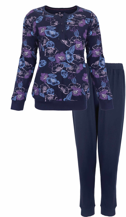 Donkerblauwe dames pyjama met paarse en blauwe bloemenprint, lange mouwen en bijpassende broek.
