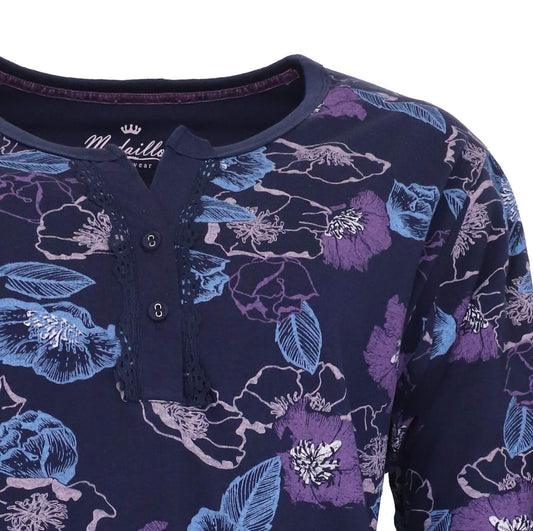 Donkerblauwe pyjama met paarse en blauwe bloemenprint, knoopsluiting en ronde hals.