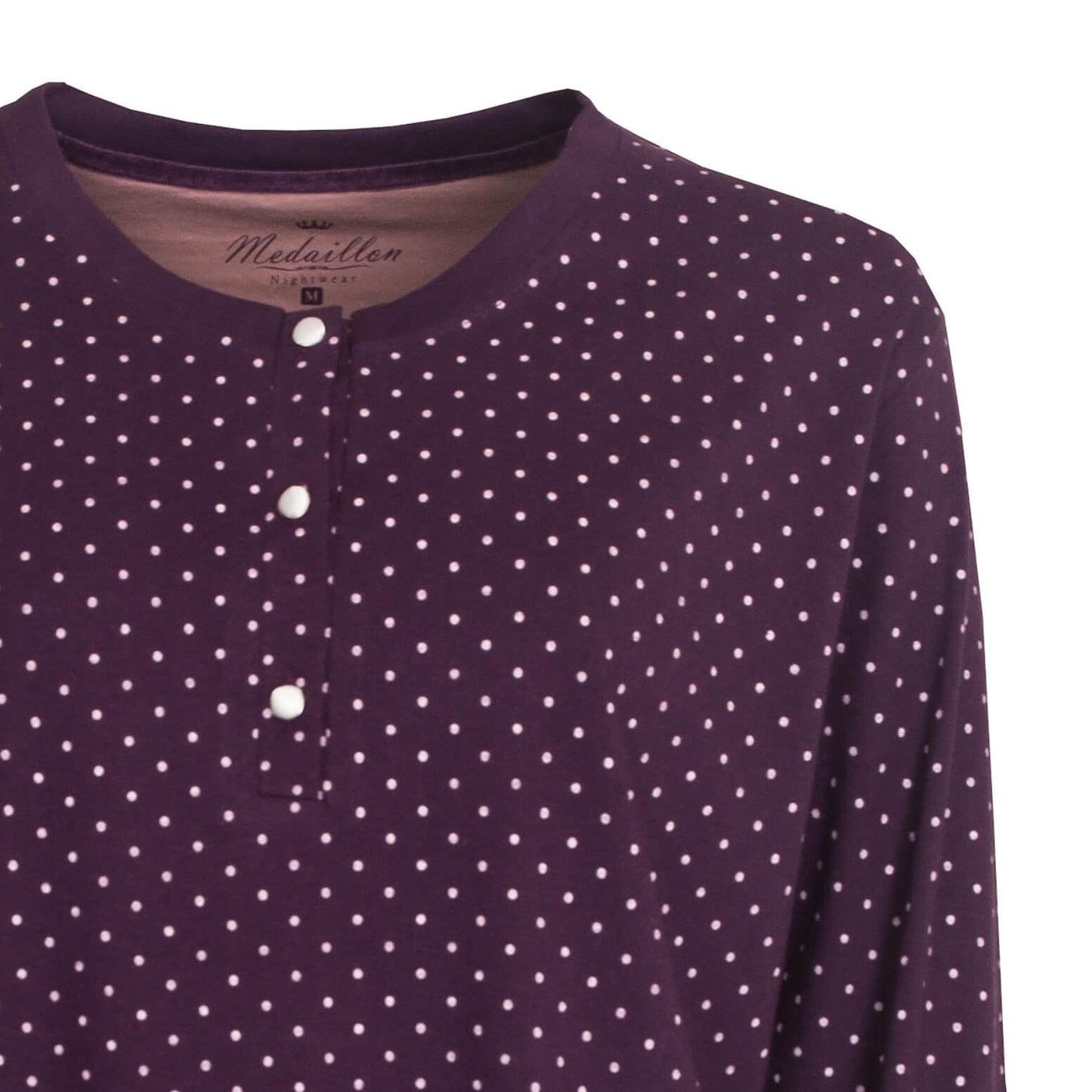 Paarse dames pyjama top met witte stippen, polo sluiting en lange mouwen. Merk Medaillon zichtbaar op label.