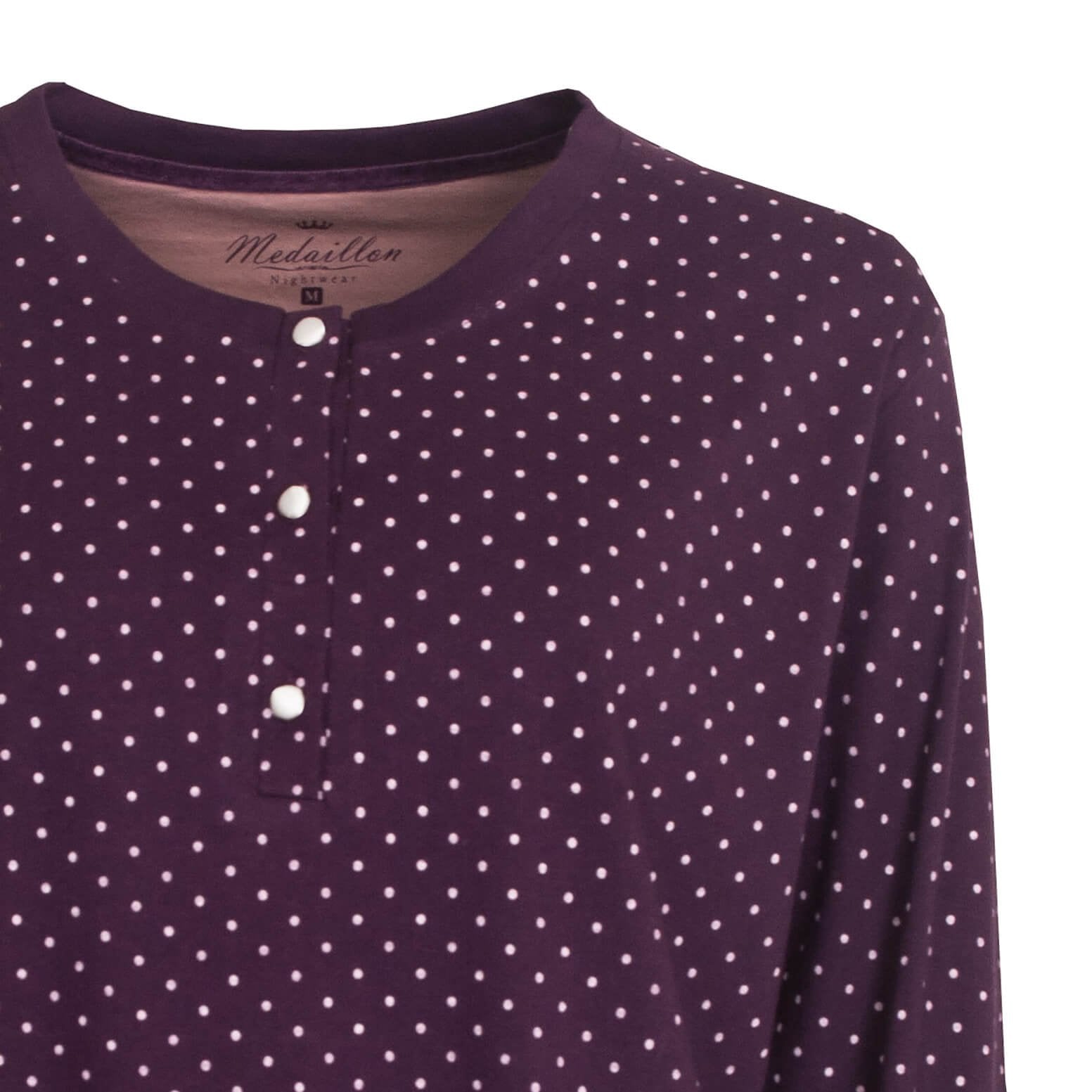 Paarse dames pyjama top met witte stippen, polo sluiting en lange mouwen. Merk Medaillon zichtbaar op label.
