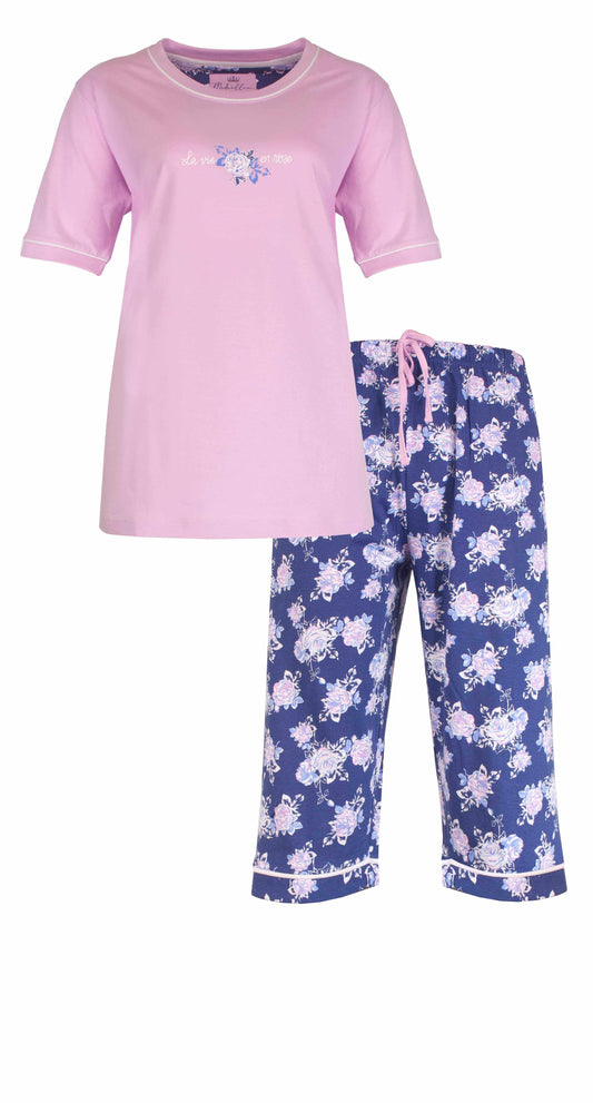 Roze dames pyjama set met T-shirt en bloemenprint broek. T-shirt heeft korte mouwen en een geborduurde roos.