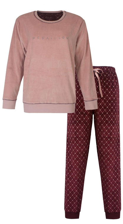 Roze velours pyjama set met lange mouwen en 'Medaillon' opdruk, bijpassende bordeaek met patroon