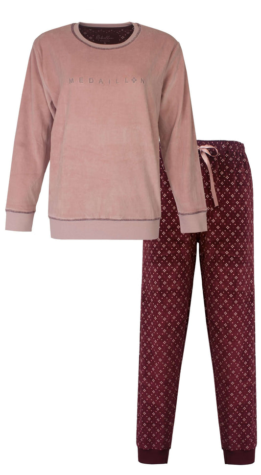 Roze velours pyjama set met lange mouwen en 'Medaillon' opdruk, bijpassende bordeaek met patroon