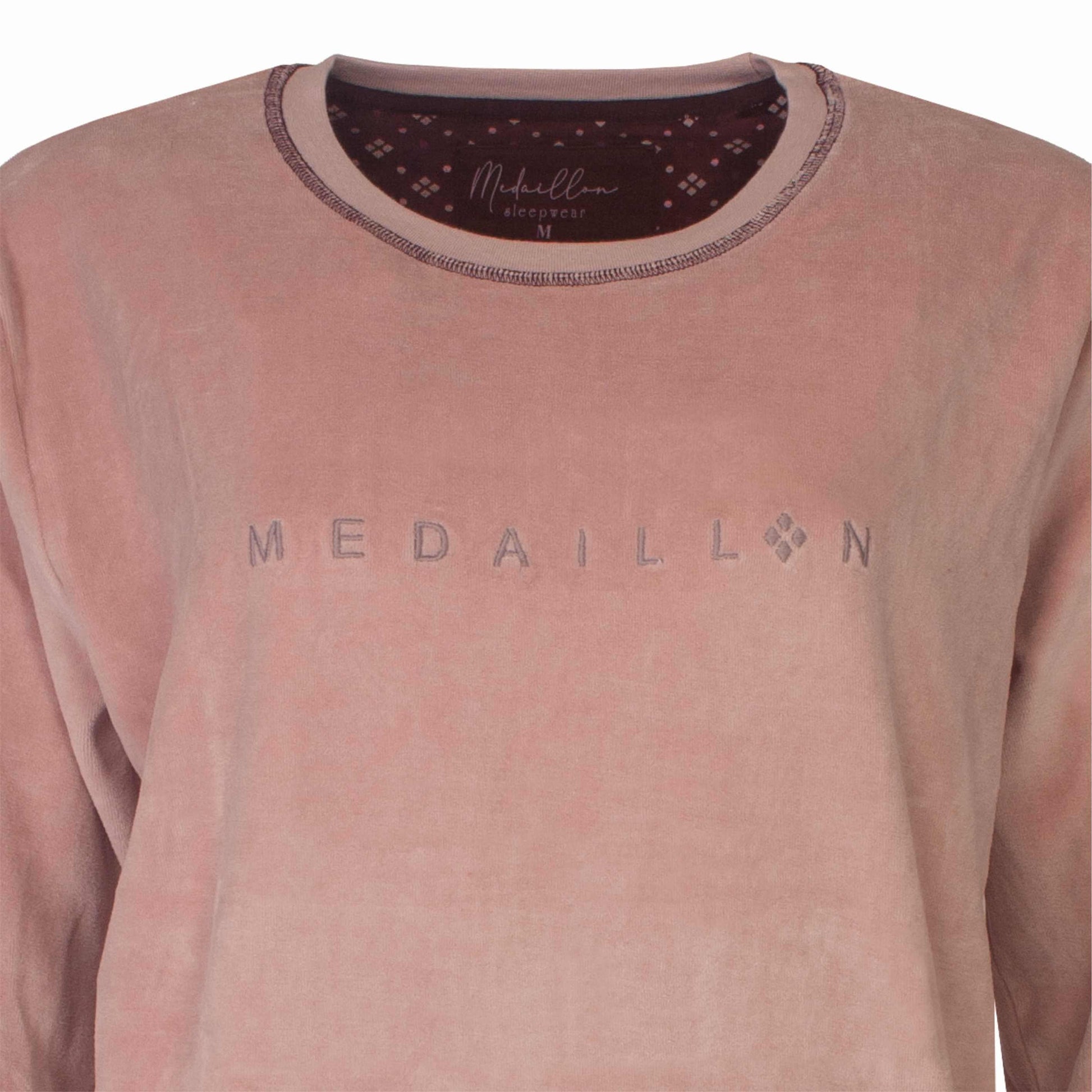 Roze velours dames pyjama top met lange mouwen en 'MEDAILLON' tekst op de voorkant