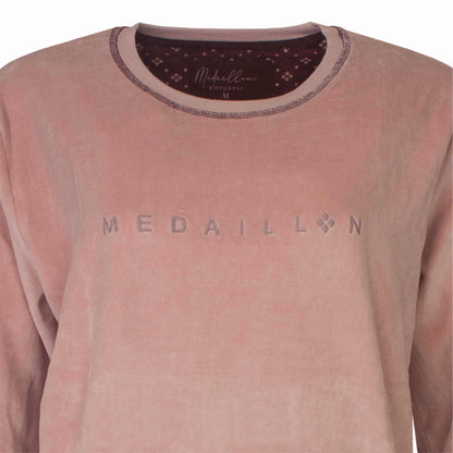 Roze velours dames pyjama top met lange mouwen en 'MEDAILLON' tekst op de voorkant