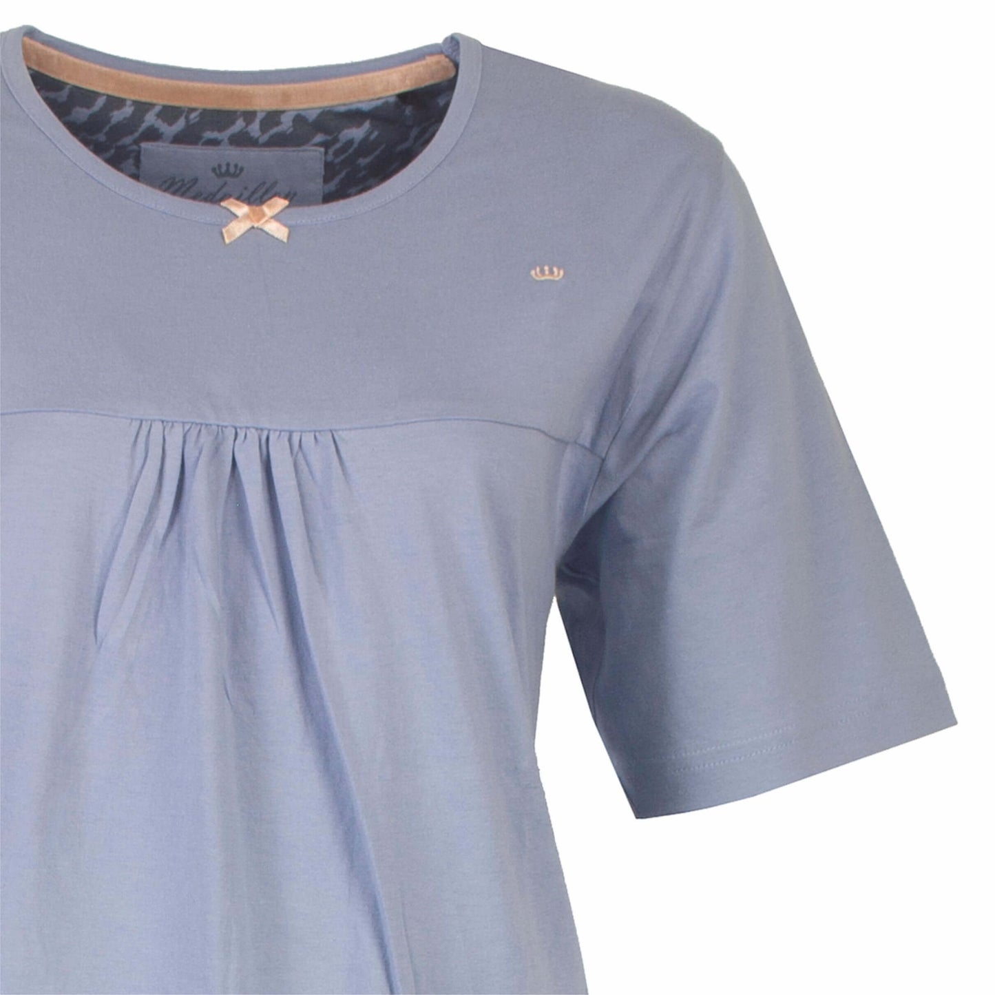 Grijze dames pyjama topama met korte mouwen, ronde hals metooien op de borst. Klein goudkleurig embleem zichtbaar.