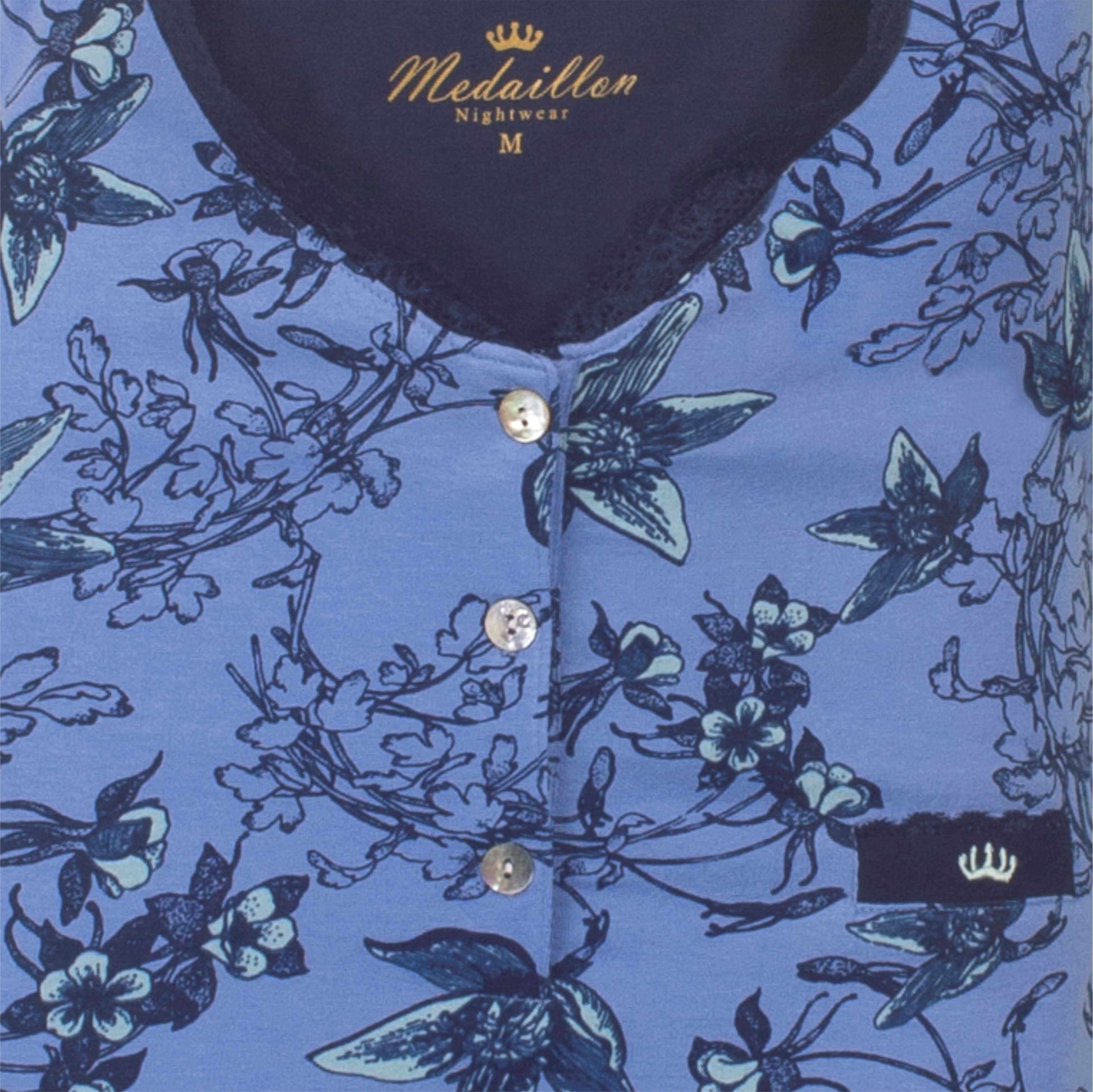 Blauw nachthemd met korte mouwen en gebloemde print, Medaillon logo zichtbaar, knoopsluiting aan de hals